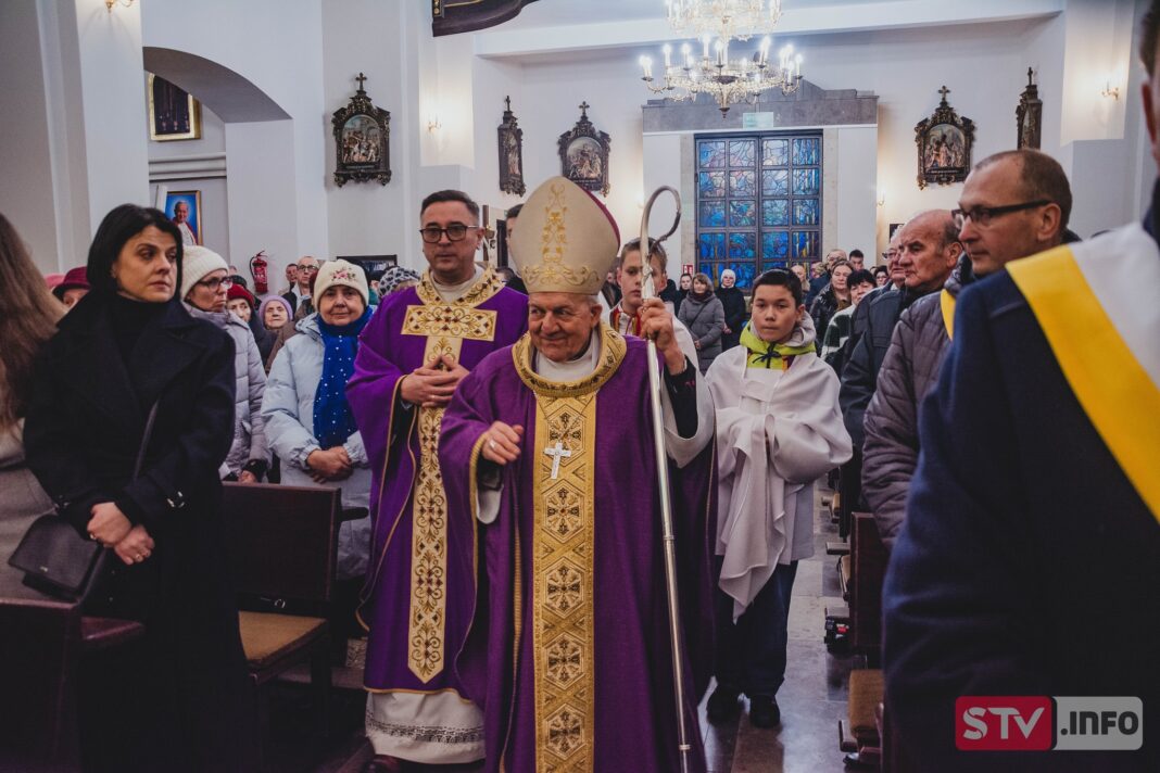 Ożarów przywitał nowego Proboszcza. Piękna i podniosła ceremonia