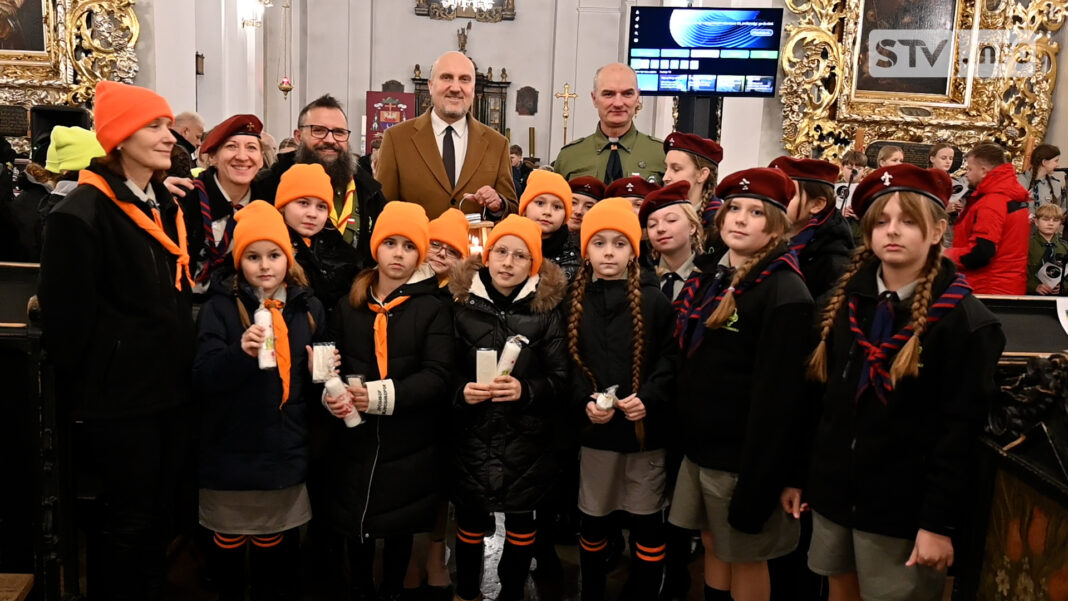 Z Betlejem do Sandomierza. Harcerze przekazali światełko pokoju