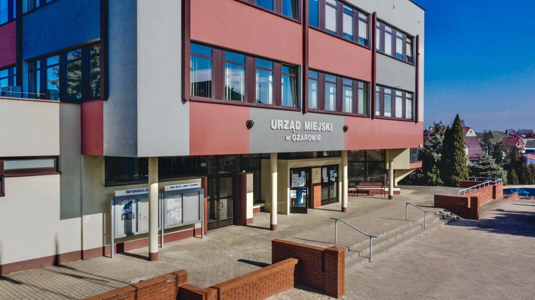 Policja i prokuratura badają wątek mobbingu w Urzędzie Miejskim w Ożarowie