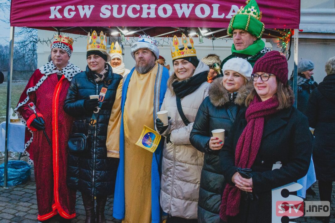 Barwny Orszak Trzech Króli przeszedł ulicami Osieka. Barwny i rozśpiewany korowód