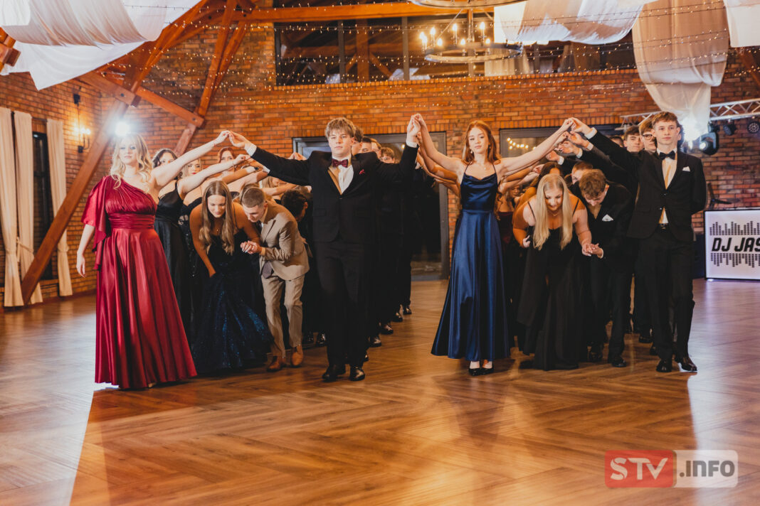 STUDNIÓWKA: Zespół Szkół Ogólnokształcących im. Edwarda Szylki w Ożarowie