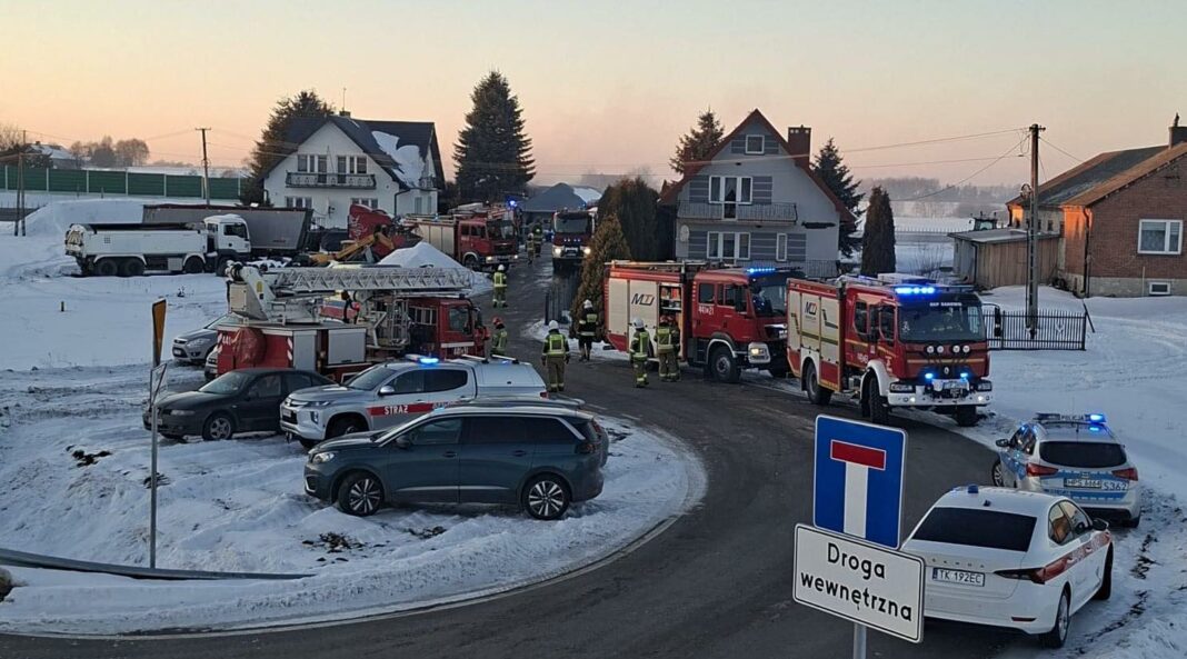 Pożar hali z gazami technicznymi w Tomaszowie. Spłonął ciągnik siodłowy, samochód i wyposażenie warsztatowe