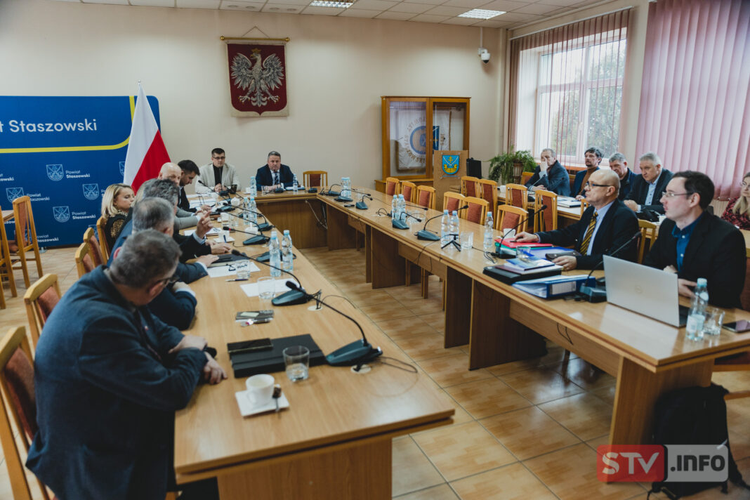 „Kolej na Staszów”. Samorządowcy zgodni w sprawie przywrócenia połączeń kolejowych