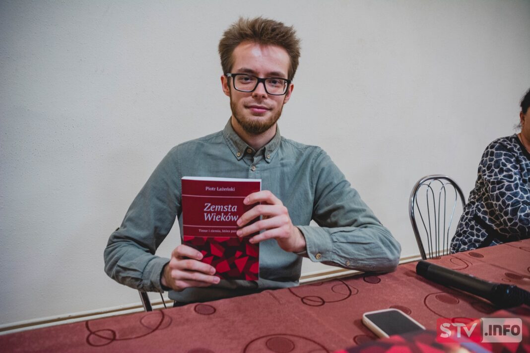 Pisarski debiut Piotra Łażeńskiego okazał się sukcesem. Książka „Zemsta Wieków” rozchodzi się jak świeże bułeczki