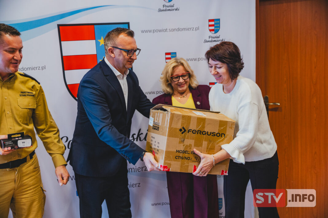 Powiat Sandomierski od wojewody świętokrzyskiego otrzymał 100 czujek czadu