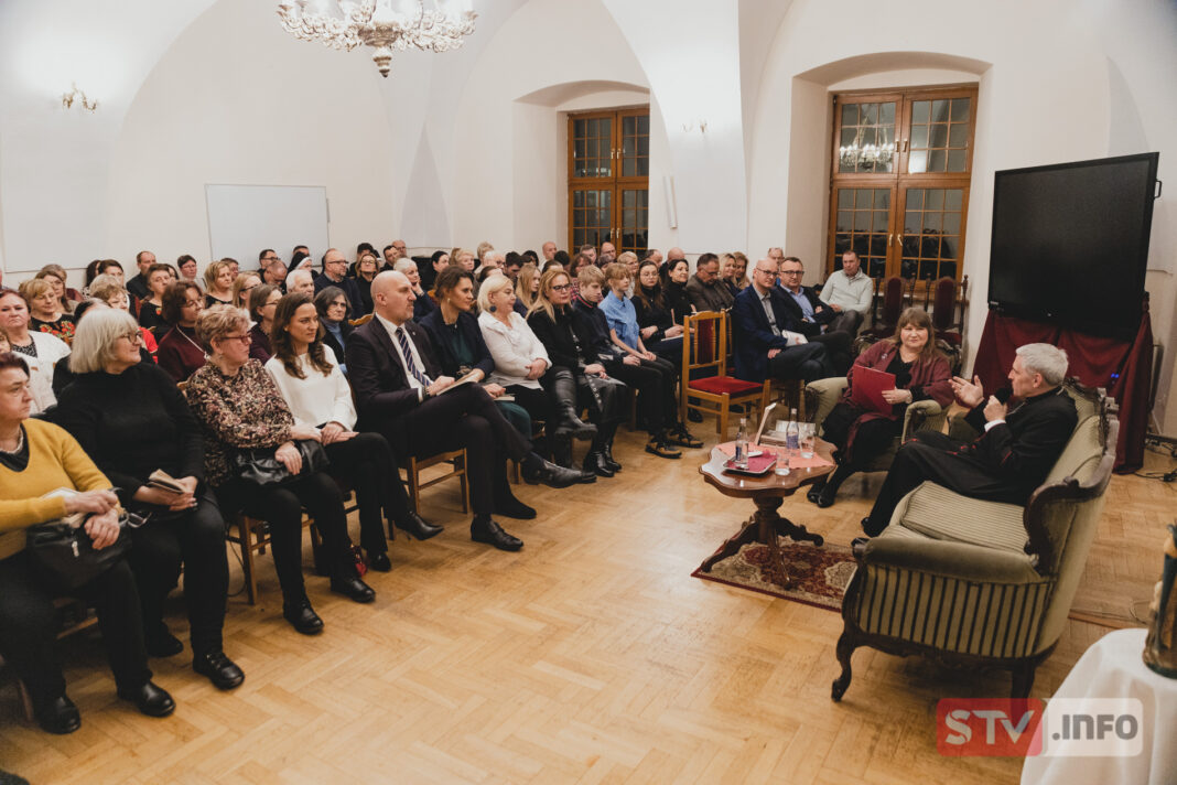 O historii ratowania Żydów w Sandomierzu. Autorskie spotkanie z biskupem diecezji