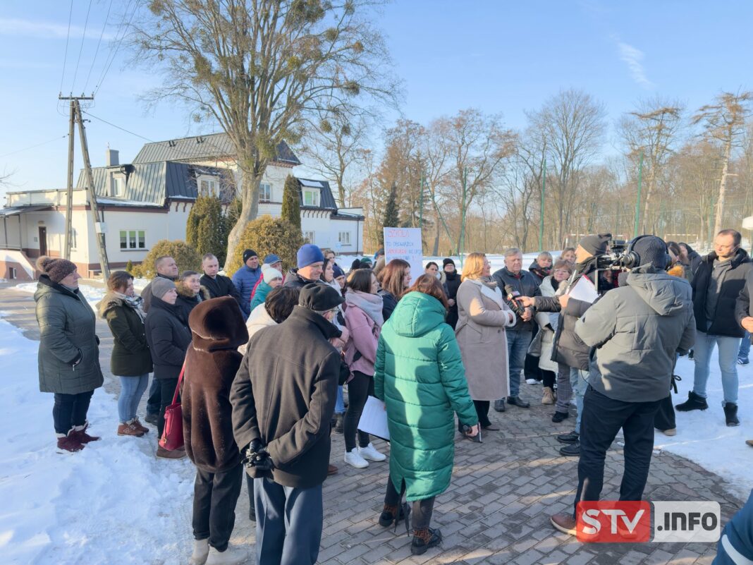 NA ŻYWO: Pisary. Rodzice uczniów protestują przeciwko likwidacji szkoły