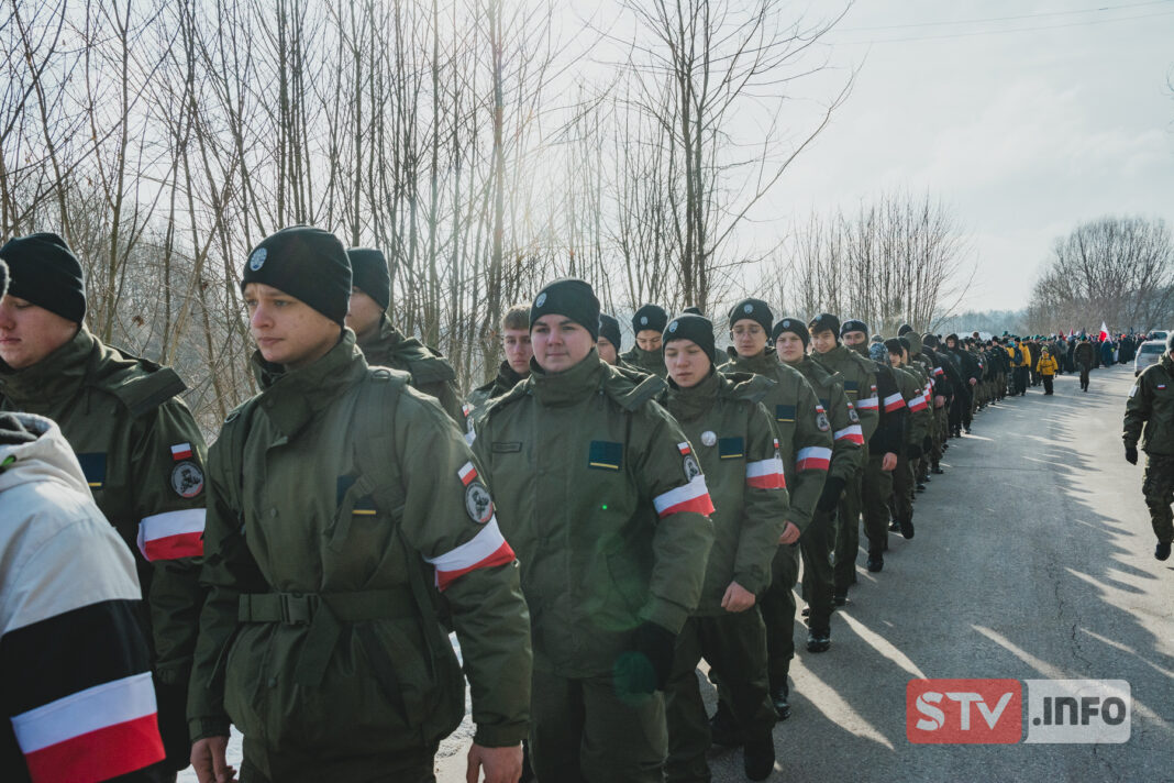 Staszów oddał cześć bohaterom. Modlitwą, kwiatami i marszem