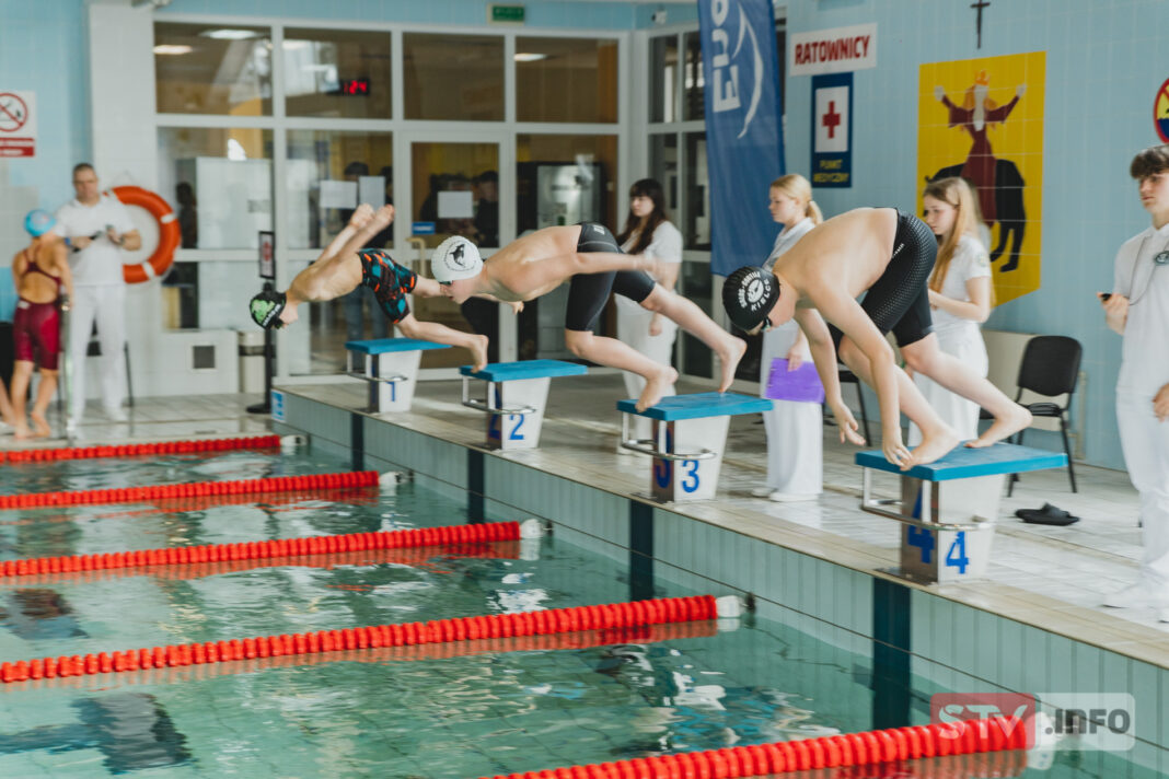 Wielkie emocje na „Naptunie” w Ożarowie. Rywalizowało 150 pływaków