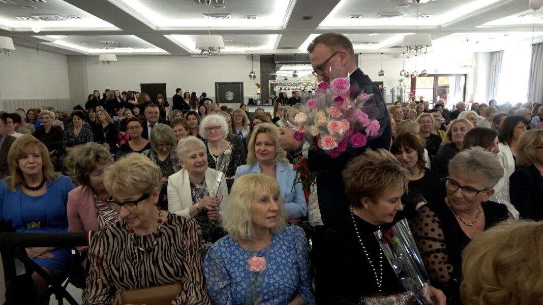 Powiatowy Dzień Kobiet w Dworze Dwikozy. Były życzenia, kwiaty, słodycze Powiatowy Dzień Kobiet w Dworze Dwikozy. Były życzenia, kwiaty, słodycze