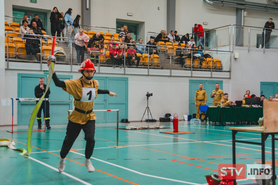 Młodzi strażacy rywalizowali w Staszowie. Druhny z MDP Wiśniowa i druhowie z MDP Sichów Mały pojadą na zawody wojewódzkie