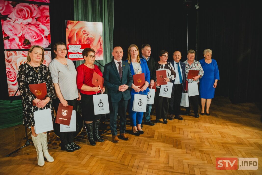 Podwójne święto w Ożarowie. Były kwiaty, życzenia i koncert