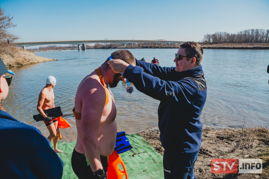 W Sandomierzu przepłynęli Wisłę wpław. Dla zdrowia i satysfakcji W Sandomierzu przepłynęli Wisłę wpław. Dla zdrowia i satysfakcji