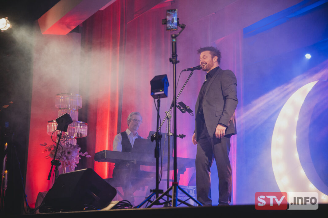 Niezapomniany wieczór w Staszowie. Muzyka Grzegorza Wilka i kwiaty od burmistrza Niezapomniany wieczór w Staszowie. Muzyka Grzegorza Wilka i kwiaty od burmistrza