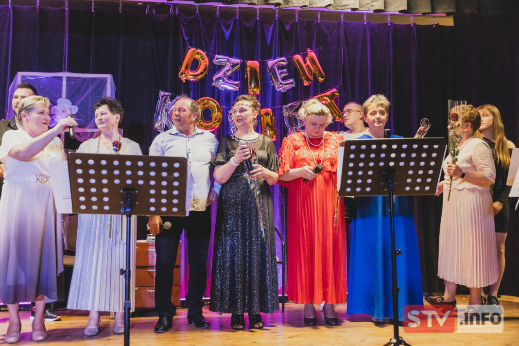 Kabaret i muzyka na Dzień Kobiet w Gorzyczanach. Panie nagrodziły artystów gromkimi brawami Kabaret i muzyka na Dzień Kobiet w Gorzyczanach. Panie nagrodziły artystów gromkimi brawami