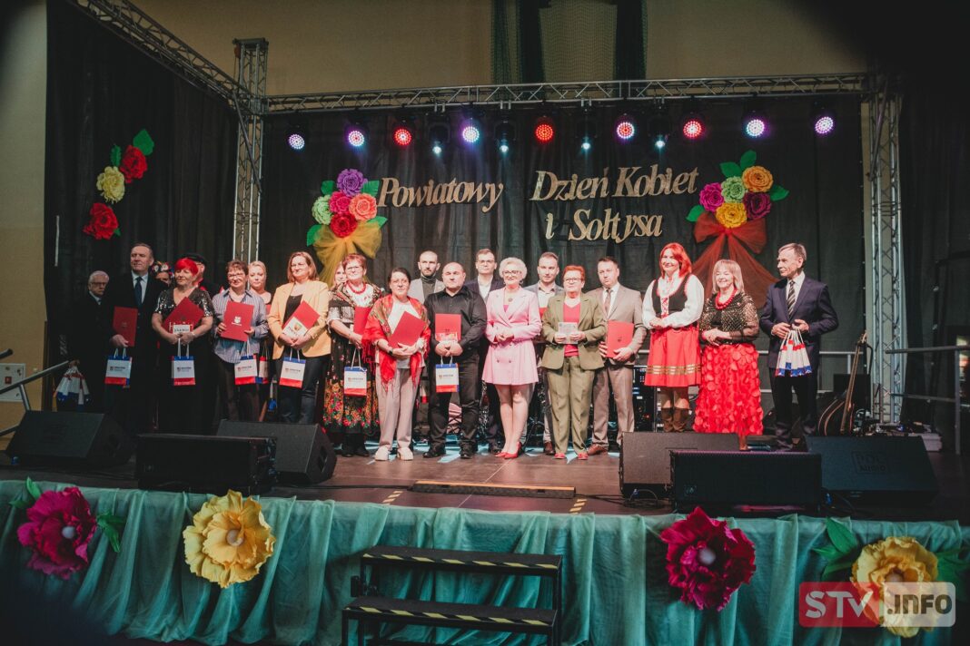 Opatów świętował. Kwiaty dla pań i sołtysów. Opatów świętował. Kwiaty dla pań i sołtysów.