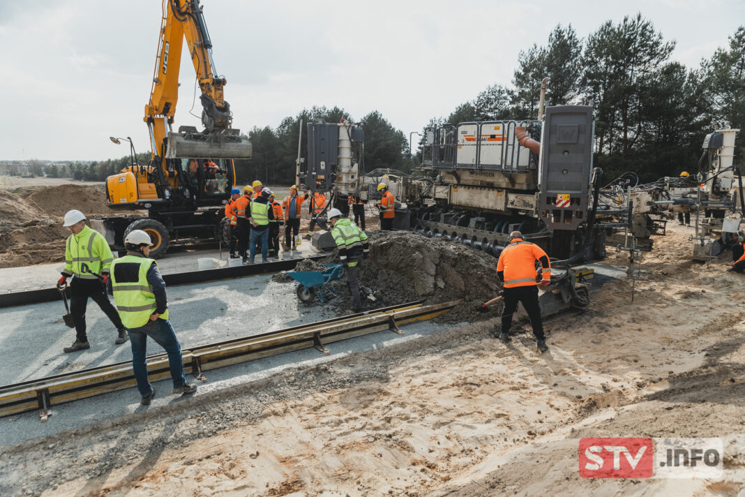 Prace przy budowie ul. Przemysłowej w Ożarowie idą pełną parą. Drogowcy wykonali odcinek próbny drogi Prace przy budowie ul. Przemysłowej w Ożarowie idą pełną parą. Drogowcy wykonali odcinek próbny drogi