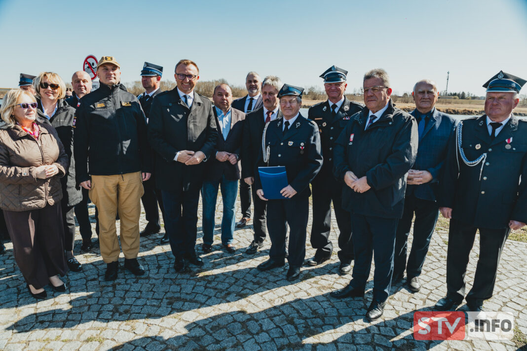 Sprzęt dla OSP z powiatu sandomierskiego. Uroczystość odbyła się nad Wisłą Sprzęt dla OSP z powiatu sandomierskiego. Uroczystość odbyła się nad Wisłą