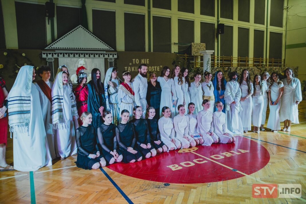 Cudowne Misterium Męki Pańskiej w wykonaniu uczniów LO z Bogorii. To była godzina refleksji nad sensem życia Cudowne Misterium Męki Pańskiej w wykonaniu uczniów LO z Bogorii. To była godzina refleksji nad sensem życia