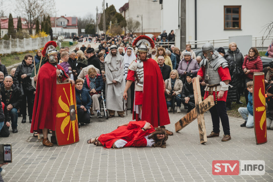 Tłumy wiernych i wyjątkowe widowisko. Misterium Męki Pańskiej w Szydłowie Tłumy wiernych i wyjątkowe widowisko. Misterium Męki Pańskiej w Szydłowie