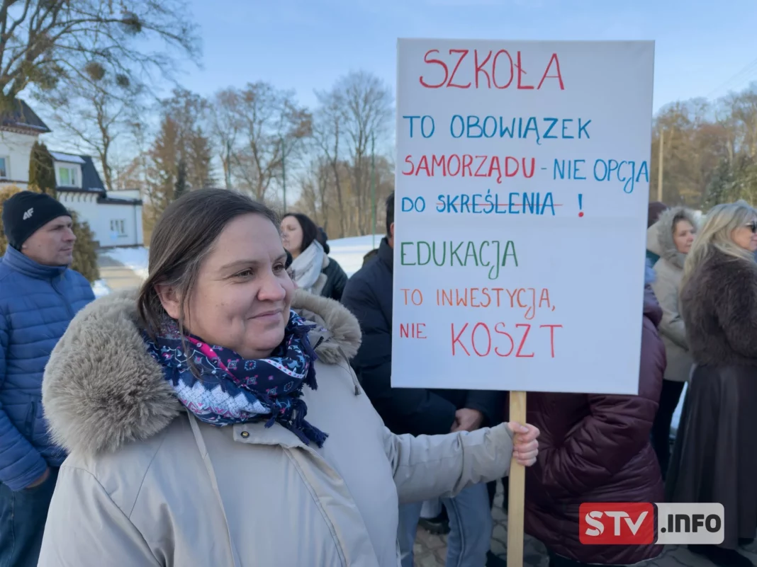 Szkoły w Janowicach i Pisarach jednak zostają. Decyzja kuratorium kończy spór w gminie Ożarów Szkoły w Janowicach i Pisarach jednak zostają. Decyzja kuratorium kończy spór w gminie Ożarów