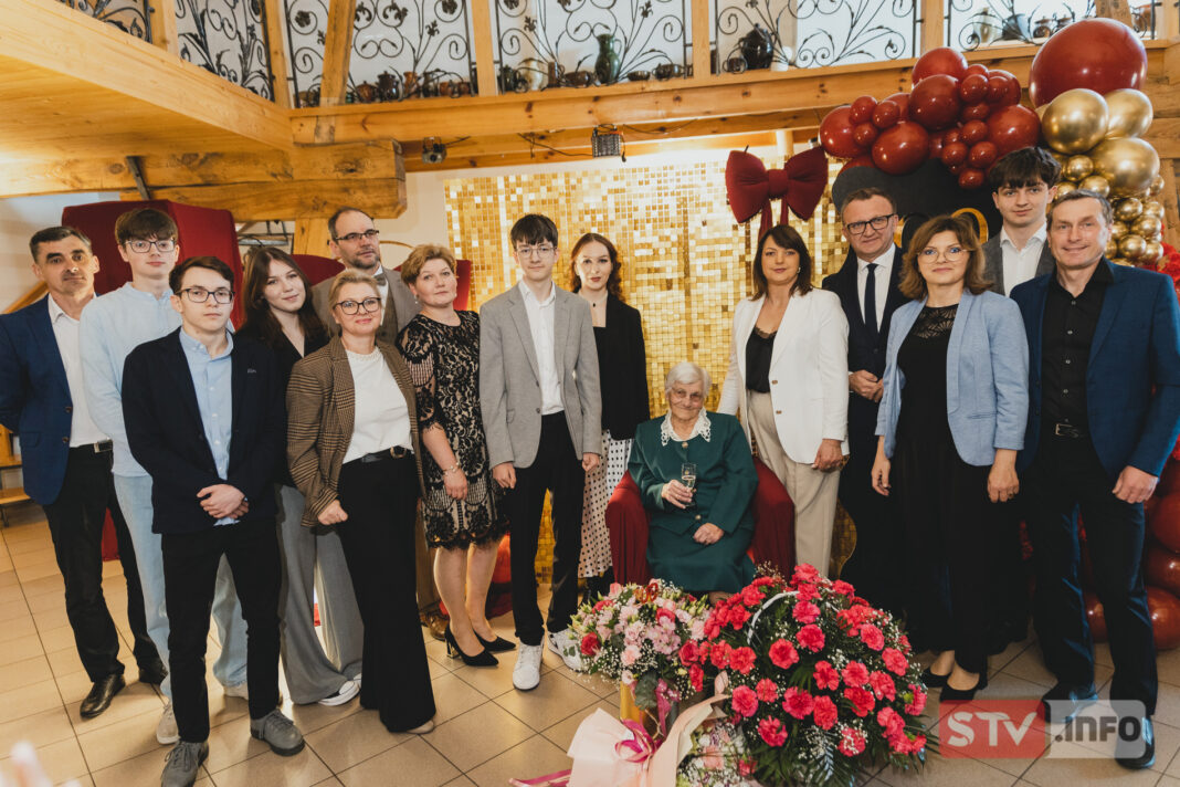 Pani Genowefa Smardz ma 100 lat. Niezwykły jubileusz w gminie Obrazów Pani Genowefa Smardz ma 100 lat. Niezwykły jubileusz w gminie Obrazów