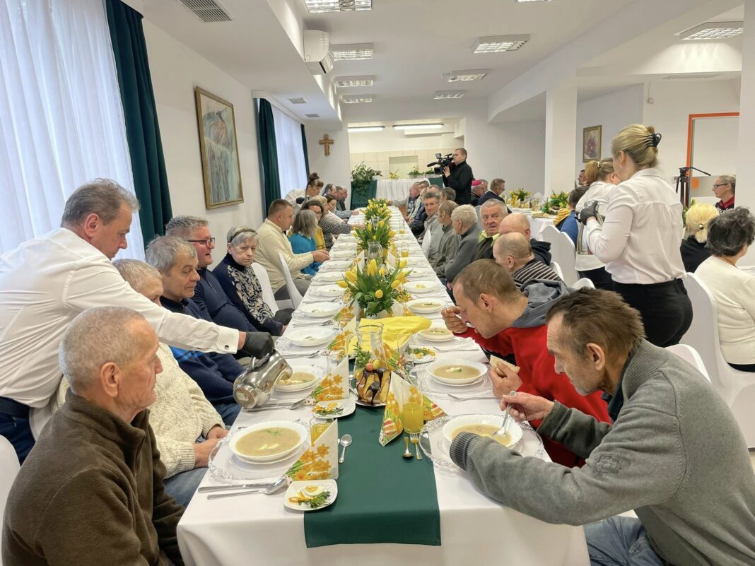 Wielkanocne spotkanie dla potrzebujących w Sandomierzu Wielkanocne spotkanie dla potrzebujących w Sandomierzu