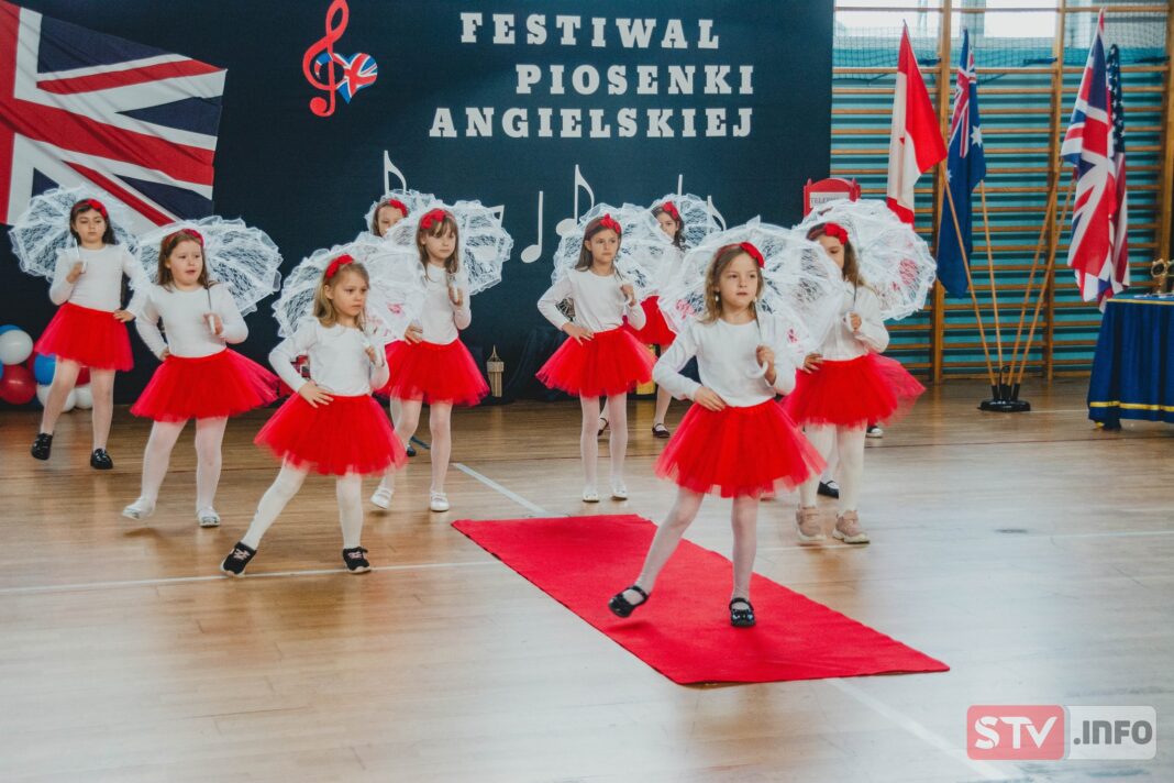 W Osieku śpiewali po angielsku. Edukacja i zabawa W Osieku śpiewali po angielsku. Edukacja i zabawa
