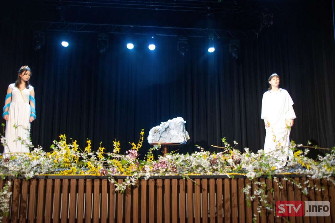 „Ostatni czas” zachwycił. Cudowna sztuka w wykonaniu uczniów Collegium Gostomianum w Sandomierzu „Ostatni czas” zachwycił. Cudowna sztuka w wykonaniu uczniów Collegium Gostomianum w Sandomierzu