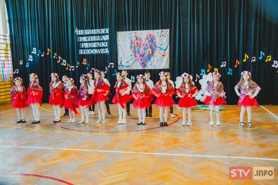 II Gminny Przegląd Piosenki Ludowej w Szwagrowie. Hiciory popłynęły ze sceny II Gminny Przegląd Piosenki Ludowej w Szwagrowie. Hiciory popłynęły ze sceny