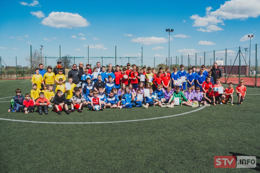 Puchar za 1. miejsce pozostał w Obrazowie. Sportowa rywalizacja na „orliku” Puchar za 1. miejsce pozostał w Obrazowie. Sportowa rywalizacja na „orliku”