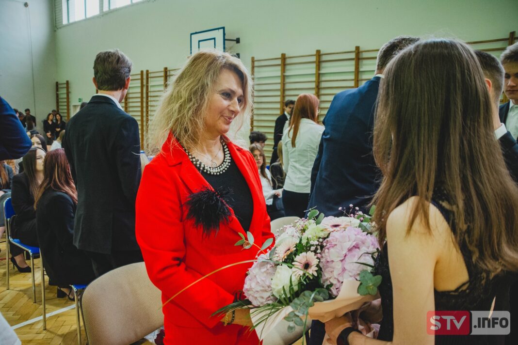 Pełne wzruszeń pożegnanie maturzystów II LO w Sandomierzu. Były słowa, kwiaty i łzy Pełne wzruszeń pożegnanie maturzystów II LO w Sandomierzu. Były słowa, kwiaty i łzy