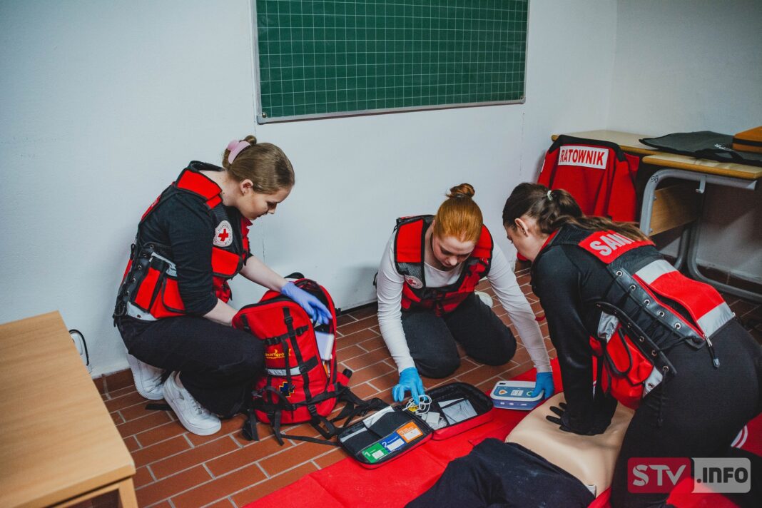 XXXII Ogólnopolskie Mistrzostwa Pierwszej Pomocy Polskiego Czerwonego Krzyża. Ratownicy z Collegium Gostomianum najlepsi w powiecie sandomierskim XXXII Ogólnopolskie Mistrzostwa Pierwszej Pomocy Polskiego Czerwonego Krzyża. Ratownicy z Collegium Gostomianum najlepsi w powiecie sandomierskim