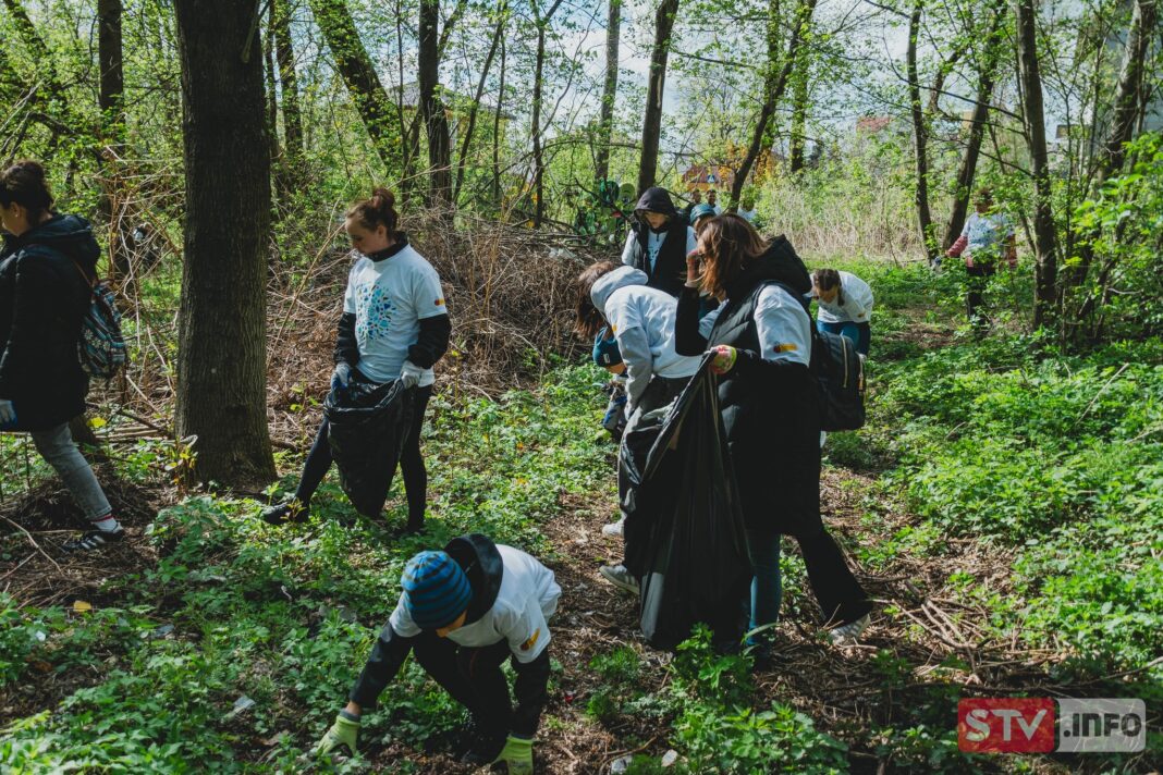 Udana akcja w Kłodzie. Sprzątanie, integracja i budowanie wspólnoty Udana akcja w Kłodzie. Sprzątanie, integracja i budowanie wspólnoty
