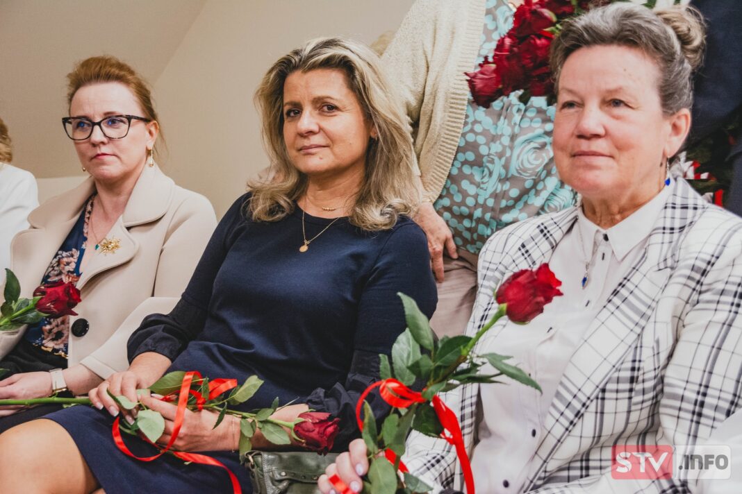 Życzenia i kwiaty dla pielęgniarek i położnych. Opatowskie starostwo pamiętało Życzenia i kwiaty dla pielęgniarek i położnych. Opatowskie starostwo pamiętało