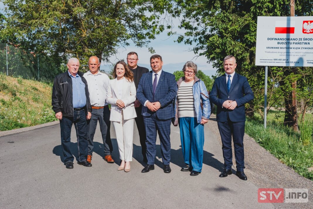 Po klęskach przyszły remonty. Gmina Łoniów odbiera nowe drogi Po klęskach przyszły remonty. Gmina Łoniów odbiera nowe drogi