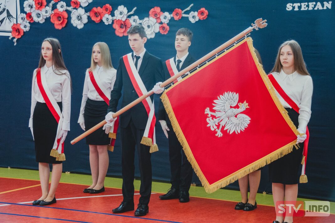 Szkoła w Mydłowie ma sztandar. To była wyjątkowa ceremonia Szkoła w Mydłowie ma sztandar. To była wyjątkowa ceremonia