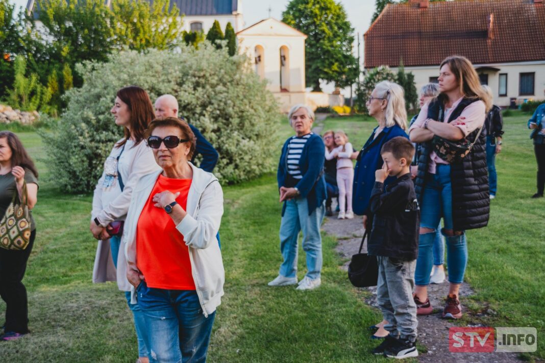 Plenerowa odsłona Nocy Muzeów Zawichoście. Był spacer z przewodnikiem, iluminacje i bajania Plenerowa odsłona Nocy Muzeów Zawichoście. Był spacer z przewodnikiem, iluminacje i bajania