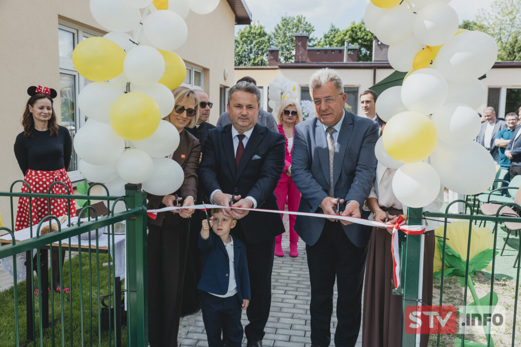 Nowoczesny plac zabaw otwarty w Staszowie. Najmłodsi mają nowe centrum radości Nowoczesny plac zabaw otwarty w Staszowie. Najmłodsi mają nowe centrum radości