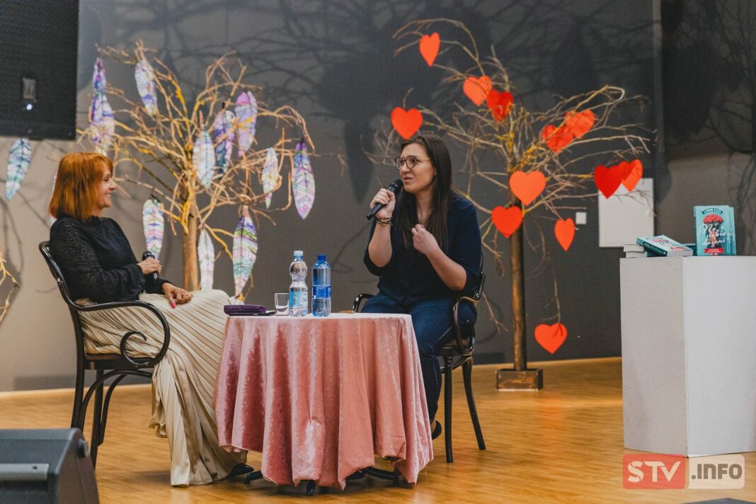 Sukces i duma w Zawichoście. Karolina Tomaszewska promowała swoją powieść Sukces i duma w Zawichoście. Karolina Tomaszewska promowała swoją powieść