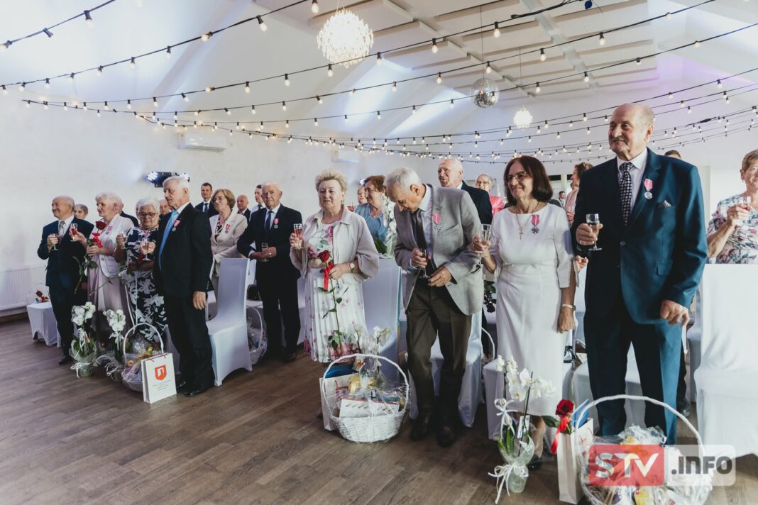 Złoty jubileusz w Klimontowie. Piętnaście par świętowało 50-lecie małżeństwa Złoty jubileusz w Klimontowie. Piętnaście par świętowało 50-lecie małżeństwa