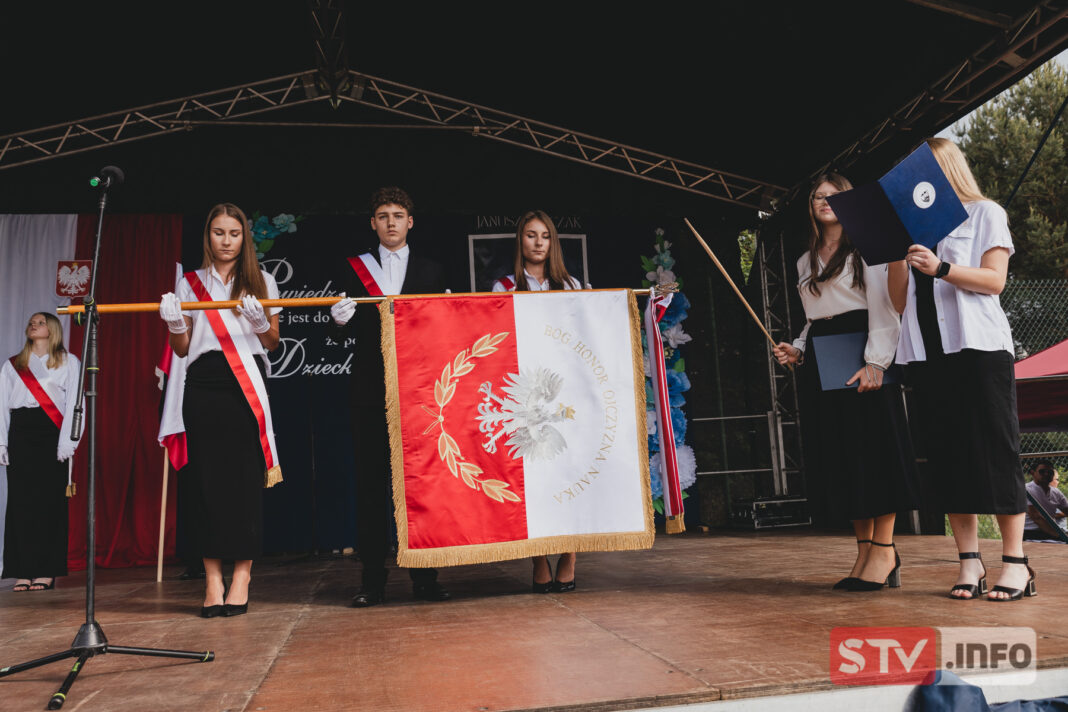 Szkoła Podstawowa w Mostkach otrzymała imię Janusza Korczaka Szkoła Podstawowa w Mostkach otrzymała imię Janusza Korczaka
