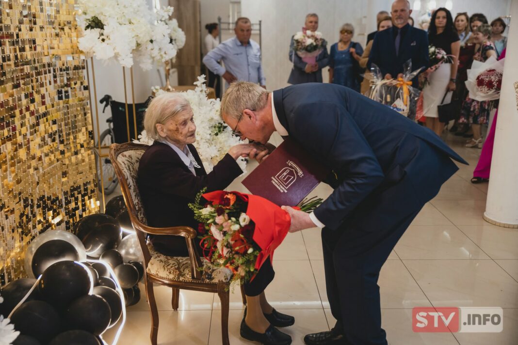 Pani Bolesława Lipiec ma 100 lat. Piękny Jubileusz w gminie Klimontów Pani Bolesława Lipiec ma 100 lat. Piękny Jubileusz w gminie Klimontów