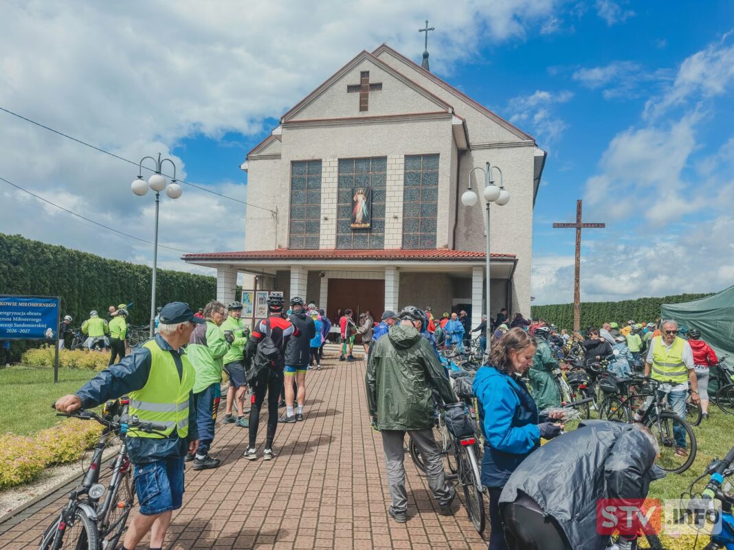 Rowerem z Ojcem Świętym. 250 osób na trasie z Sandomierza do Osieka Rowerem z Ojcem Świętym. 250 osób na trasie z Sandomierza do Osieka