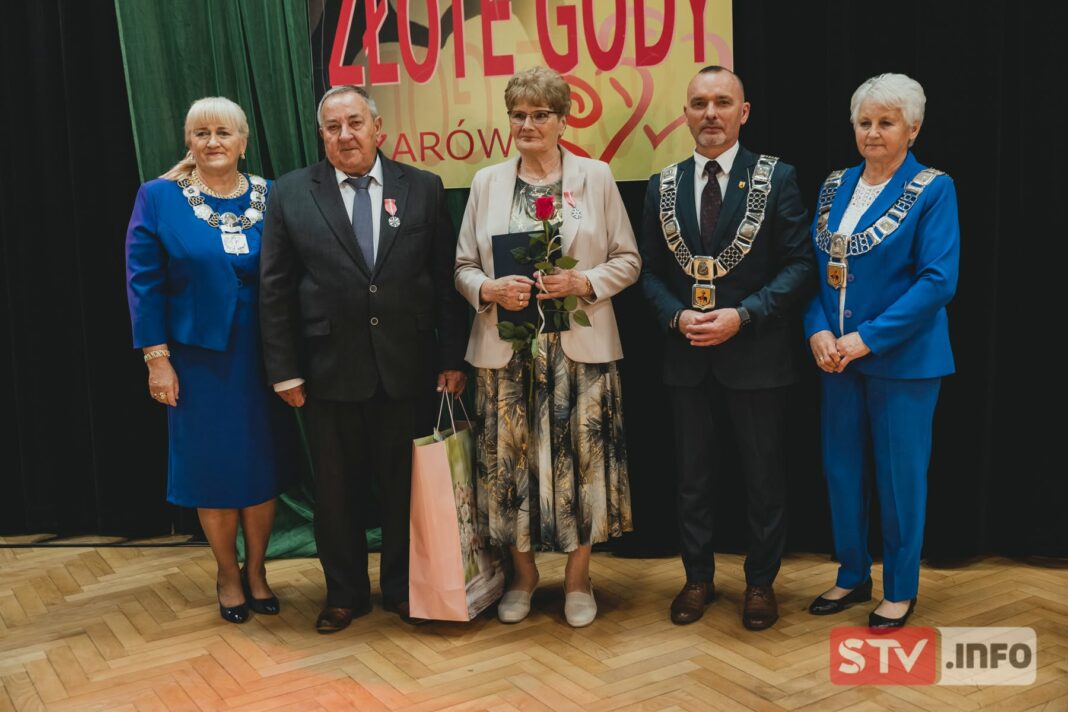 Razem przez życie od 50 lat. Małżonkowie z Ożarowa z medalami Prezydenta RP Razem przez życie od 50 lat. Małżonkowie z Ożarowa z medalami Prezydenta RP