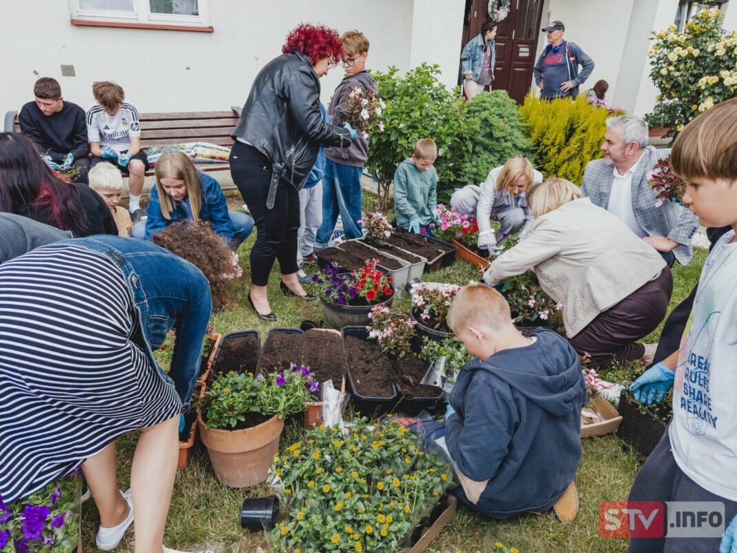 Kwiaty od Państwa Chmiel upiększyły otoczenie domów dziecka w Łoniowie Kwiaty od Państwa Chmiel upiększyły otoczenie domów dziecka w Łoniowie