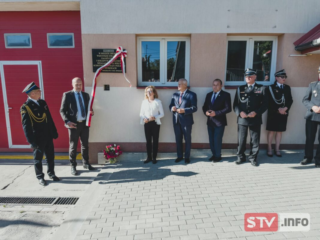 Tablica ku pamięci założycieli straży pożarnej w Dwikozach Tablica ku pamięci założycieli straży pożarnej w Dwikozach