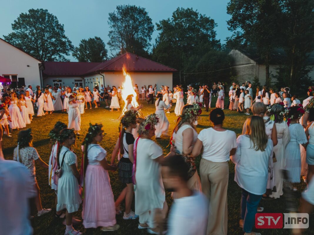 Widowiskowa noc świętojańska w Sobótce. Rytuał ognia, pieczone prosię i niezwykły klimat wydarzenia Widowiskowa noc świętojańska w Sobótce. Rytuał ognia, pieczone prosię i niezwykły klimat wydarzenia