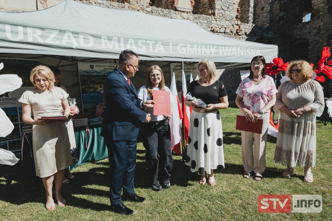 Nagrody i gratulacje dla absolwentów szkół z gminy Iwaniska. Piękna uroczystość w Krzyżtoporze Nagrody i gratulacje dla absolwentów szkół z gminy Iwaniska. Piękna uroczystość w Krzyżtoporze