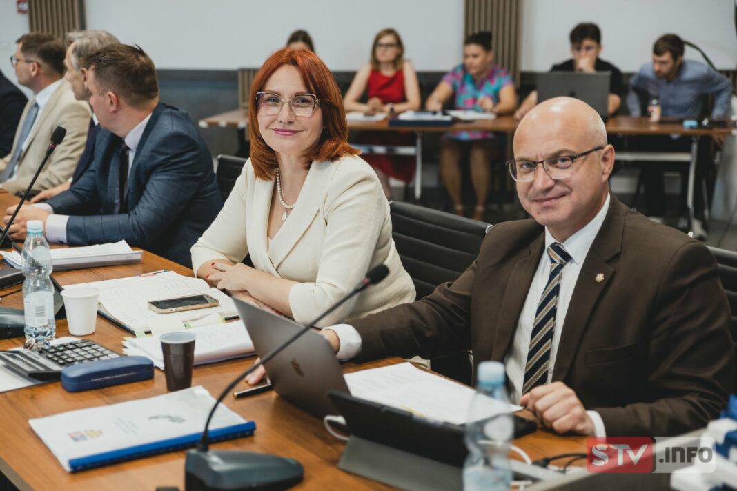 Zarząd Powiatu Opatowskiego z wotum zaufania i absolutorium. Największym wyzwaniem pozostają demografia i miejsca pracy Zarząd Powiatu Opatowskiego z wotum zaufania i absolutorium. Największym wyzwaniem pozostają demografia i miejsca pracy